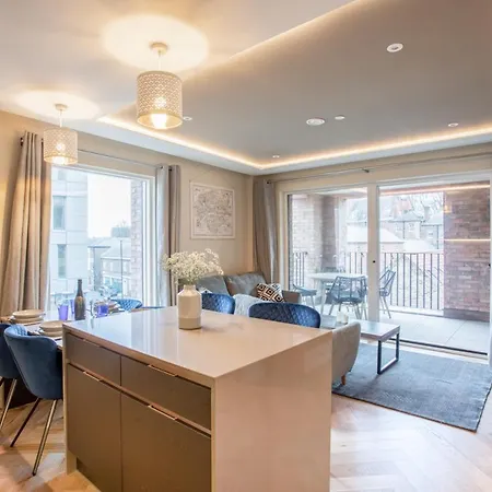 Luxury 2 Bedroom With Free Parking In The Heart Of