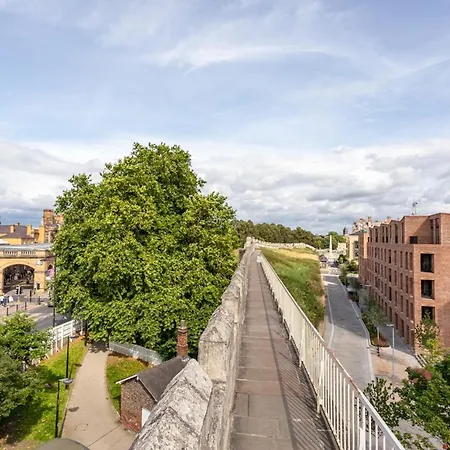 Apartment Luxury 2 Bedroom With Free Parking In The Heart Of *