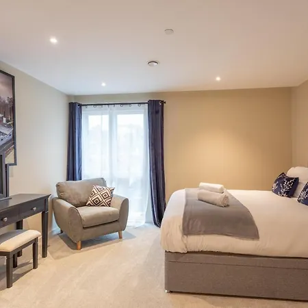 Luxury 2 Bedroom With Free Parking In The Heart Of Apartment *