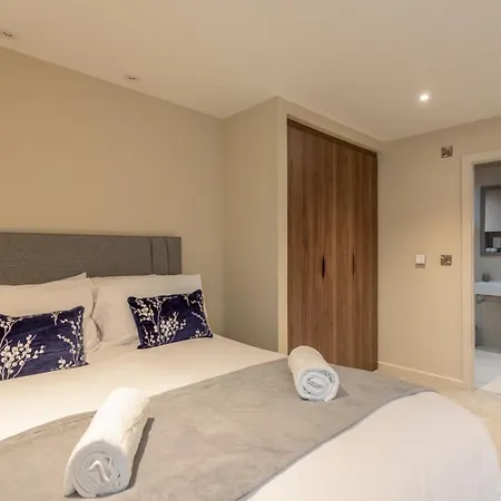 Luxury 2 Bedroom With Free Parking In The Heart Of