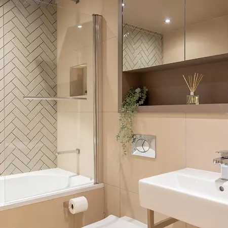 Luxury 2 Bedroom With Free Parking In The Heart Of Apartment *