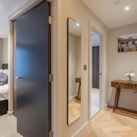 Luxury 2 Bedroom With Free Parking In The Heart Of Apartment *