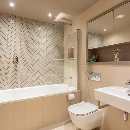 Luxury 2 Bedroom With Free Parking In The Heart Of Apartment *