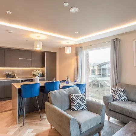 Luxury 2 Bedroom With Free Parking In The Heart Of Apartment *
