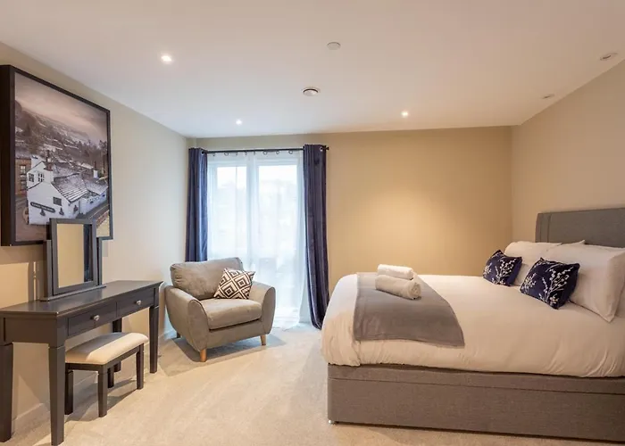 Luxury 2 Bedroom With Free Parking In The Heart Of Apartment *