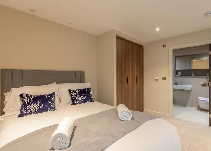 Luxury 2 Bedroom With Free Parking In The Heart Of