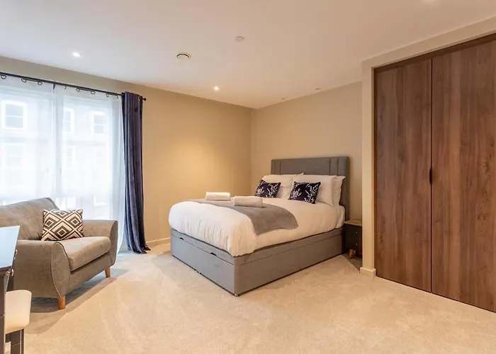 Luxury 2 Bedroom With Free Parking In The Heart Of *