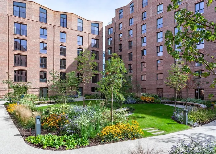 Luxury 2 Bedroom With Free Parking In The Heart Of