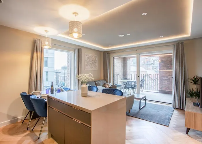 Luxury 2 Bedroom With Free Parking In The Heart Of