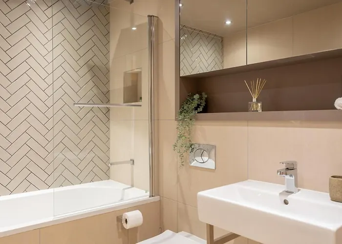 Luxury 2 Bedroom With Free Parking In The Heart Of Apartment *