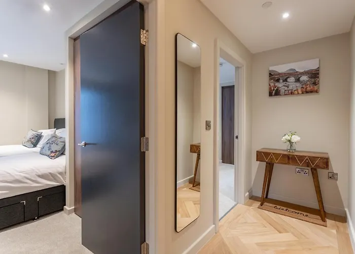 Luxury 2 Bedroom With Free Parking In The Heart Of Apartment *