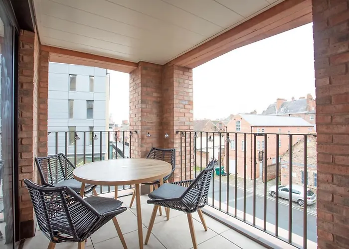 Luxury 2 Bedroom With Free Parking In The Heart Of Apartment *