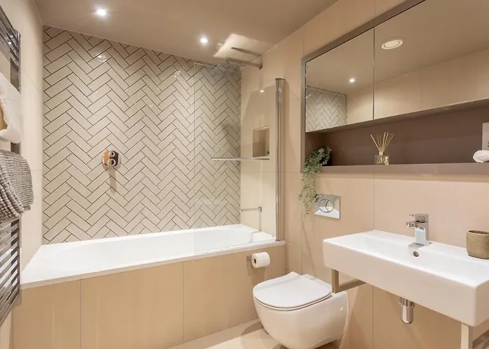 Luxury 2 Bedroom With Free Parking In The Heart Of Apartment *