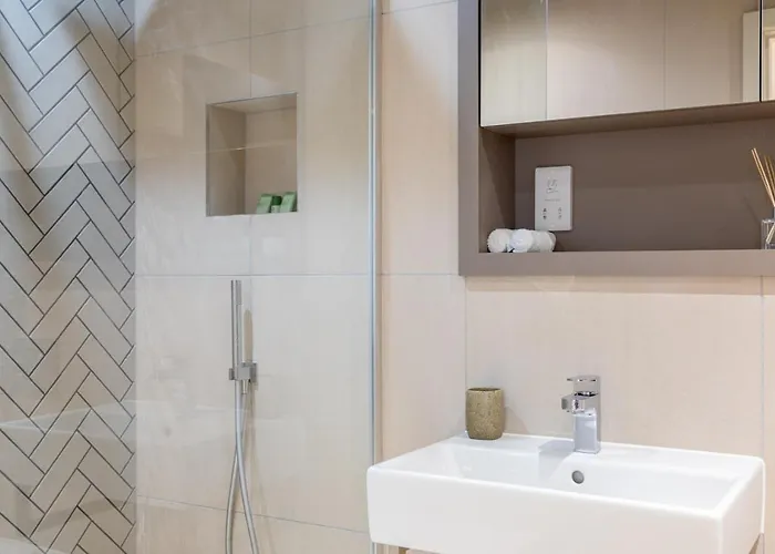 Luxury 2 Bedroom With Free Parking In The Heart Of Apartment *