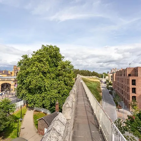 公寓 Luxury 2 Bedroom With Free Parking In The Heart Of *