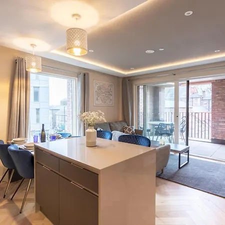 Luxury 2 Bedroom With Free Parking In The Heart Of
